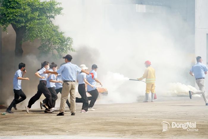 Tình huống giả định xảy ra cháy tại khu vực tầng 1 nhà luyện keo 1 và xưởng sản xuất số 1 của Công ty Cao su Kenda Việt Nam, xã An Viễn. Ảnh: Lê Duy