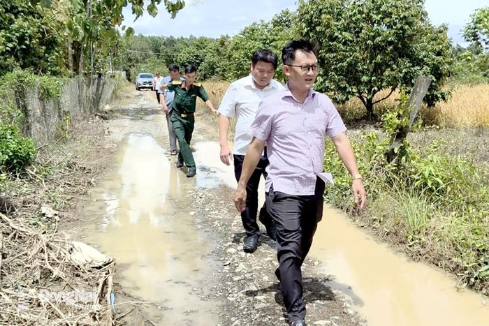 Đoàn công tác do Sở Nông nghiệp và Môi trường chủ trì kiểm tra tình hình mưa lớn gây ngập úng, ảnh hưởng đến sản xuất nông nghiệp tại xã Thanh Sơn. Ảnh: Hà Nội