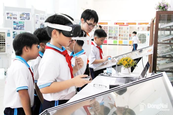 Các em học sinh trên địa bàn phường Trấn Biên trải nghiệm lịch sử, văn hóa Đồng Nai bằng công nghệ thực tế ảo tại Thư viện Đồng Nai. Ảnh: My Ny