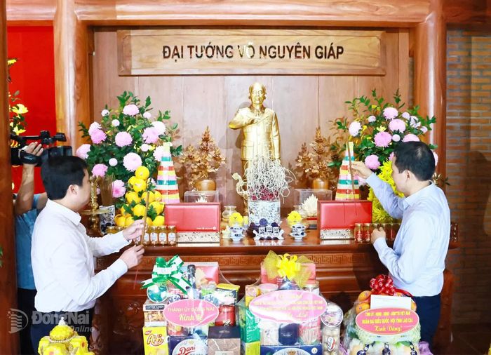 Đồng chí Vũ Hồng Văn, Ủy viên Trung ương Đảng, Bí thư Thành ủy, Trưởng đoàn Đại biểu Quốc hội thành phố Đồng Nai và đồng chí Dương Quốc Huy, Ủy viên Trung ương Đảng, Bí thư Tỉnh ủy Lào Cai dâng hương tưởng nhớ Đại tướng Võ Nguyên Giáp. Ảnh: Công Nghĩa