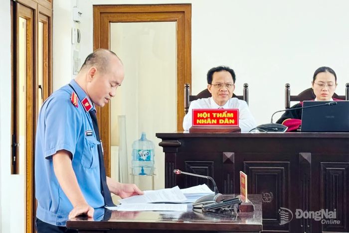 Đại diện Viện Kiểm sát nhân dân thành phố giữ quyền công tố tại phiên tòa. Ảnh: Tố Tâm