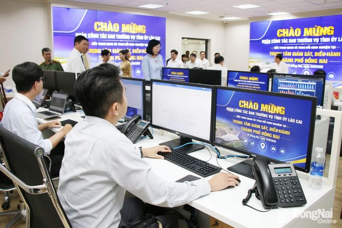 Đoàn đến tham quan Trung tâm IOC thành phố Đồng Nai. Ảnh: Hải Quân