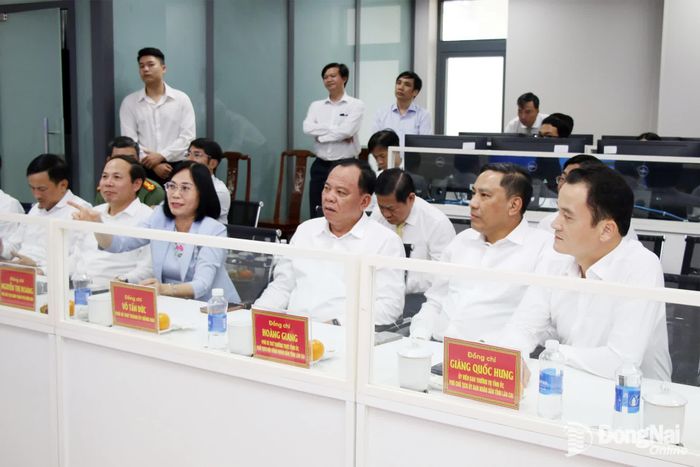 Thành ủy viên, Phó Chủ tịch UBND thành phố Đồng Nai Nguyễn Thị Hoàng chia sẻ với đoàn công tác một số nội dung về tích hợp, kết nối dữ liệu tại Trung tâm IOC thành phố Đồng Nai. Ảnh: Hải Quân