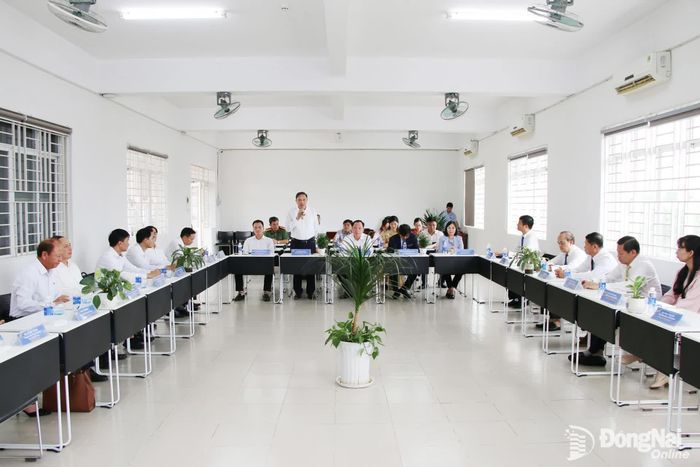 Phó Bí thư Thường trực Tỉnh ủy, Chủ tịch HĐND tỉnh Lào Cai Hoàng Giang chia sẻ tại buổi làm việc với Ban giám hiệu Trường đại học Lạc Hồng. Ảnh: Hải Quân