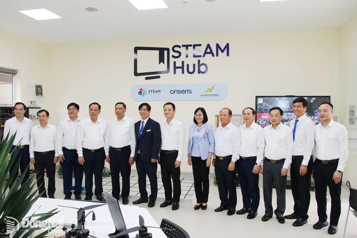 Đoàn đến tham quan thư viện công nghệ STEAMHub tại Cơ sở 6 của Trường đại học Lạc Hồng (ở phường Trấn Biên). Ảnh: Hải Quân
