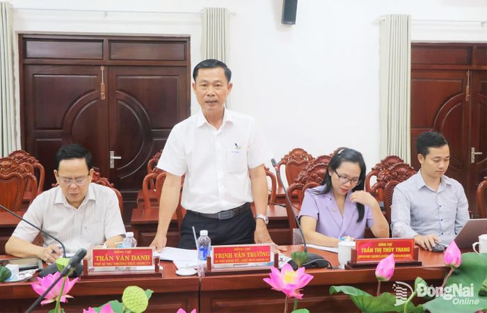 Bí thư Đảng ủy, Chủ tịch HĐND xã Thống Nhất Trịnh Văn Trường phát biểu tại buổi làm việc. Ảnh: Nhật Quang