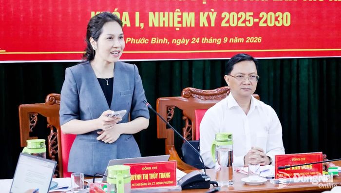 Thành ủy viên, Bí thư Đảng ủy, Chủ tịch HĐND phường Phước Bình Huỳnh Thị Thùy Trang phát biểu tại hội nghị. Ảnh: Ngọc Cương