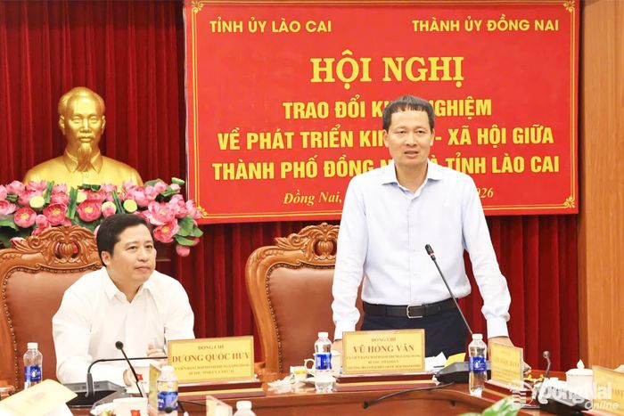 Ủy viên Trung ương Đảng, Bí thư Thành ủy, Trưởng đoàn Đại biểu Quốc hội thành phố Đồng Nai Vũ Hồng Văn phát biểu tại hội nghị. Ảnh: Công Nghĩa