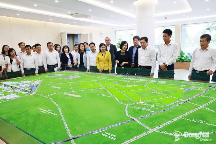 Đoàn công tác của Ban Thường vụ Tỉnh ủy Lào Cai tham quan mô hình đầu tư hạ tầng tại Khu công nghiệp Long Đức. Ảnh: Công Nghĩa
