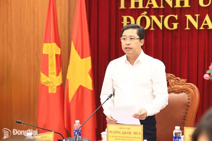 Ủy viên Trung ương Đảng, Bí thư Tỉnh ủy Lào Cai Dương Quốc Huy phát biểu tại hội nghị. Ảnh: Công Nghĩa