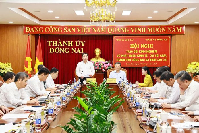 Ủy viên Trung ương Đảng, Bí thư Tỉnh ủy Lào Cai Dương Quốc Huy phát biểu tại hội nghị. Ảnh: Công Nghĩa