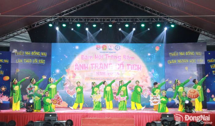 Một tiết mục văn nghệ do các em thiếu nhi biểu diễn tại đêm hội. Ảnh: Nga Sơn