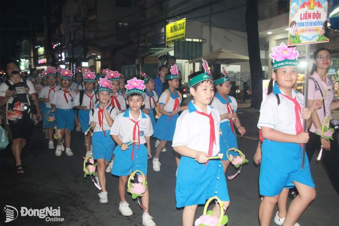 Đoàn viên, thanh thiếu nhi tham gia lễ rước đèn trên các đoạn đường quanh Nhà Văn hóa thanh thiếu nhi thành phố trước khi diễn ra đêm hội. Ảnh: Nga Sơn