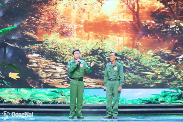 Thí sinh Hồ Trung An và Trương Minh Hai (thành phố Cần Thơ) thi diễn trong đêm gala. Ảnh: Huy Anh