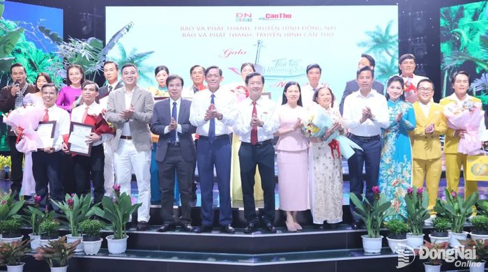 Ban tổ chức chụp hình lưu niệm cùng các thí sinh. Ảnh: Huy Anh