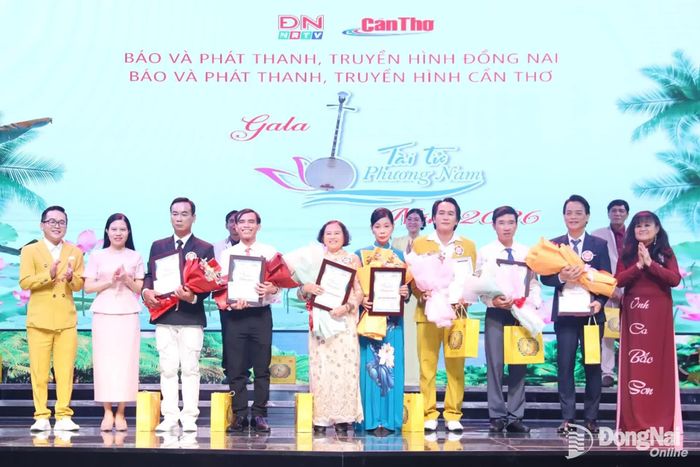 Ban tổ chức trao giải khuyến khích cho các thí sinh. Ảnh: Huy Anh