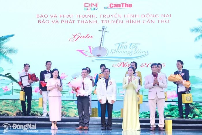 Ban tổ chức trao giải triển vọng cho thí sinh Bùi Minh Triện (tỉnh Tây Ninh). Ảnh: Huy Anh
