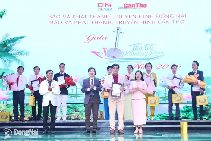 Ban tổ chức trao giải nhì cho thí sinh Trần Quốc Khải (tỉnh Cà Mau). Ảnh: Huy Anh