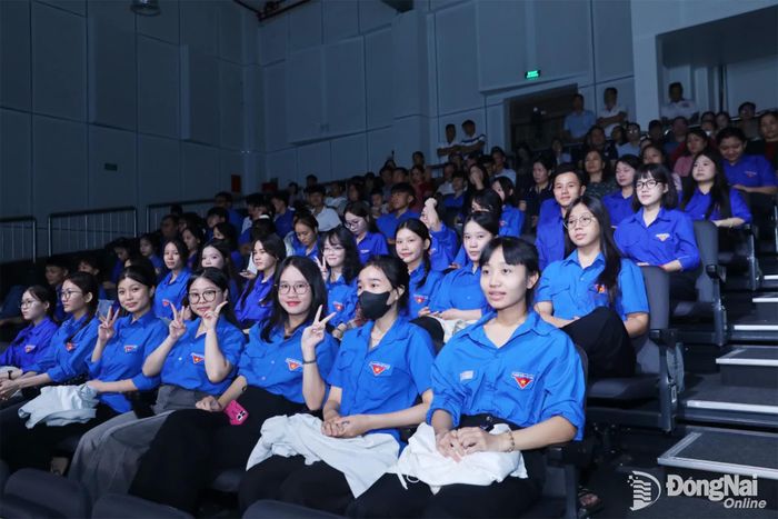 Đông đảo đoàn viên, thanh niên xem gala Tài tử phương Nam năm 2026. Ảnh: Huy Anh
