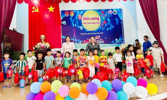 Các em thiếu nhi nhận quà trung thu tại chương trình.
