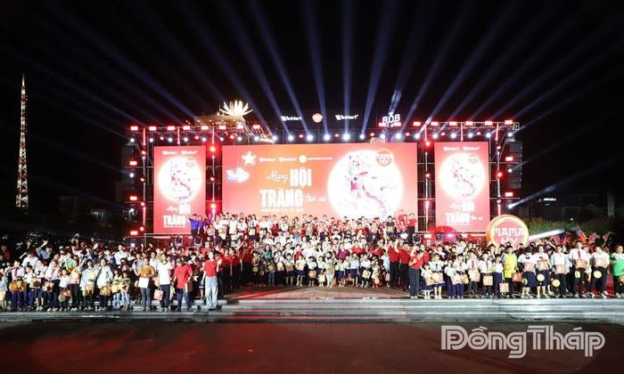 Ban Tổ chức trao trên 500 phần quà Trung thu cho trẻ em có hoàn cảnh khó khăn trên địa bàn phường Cao Lãnh.