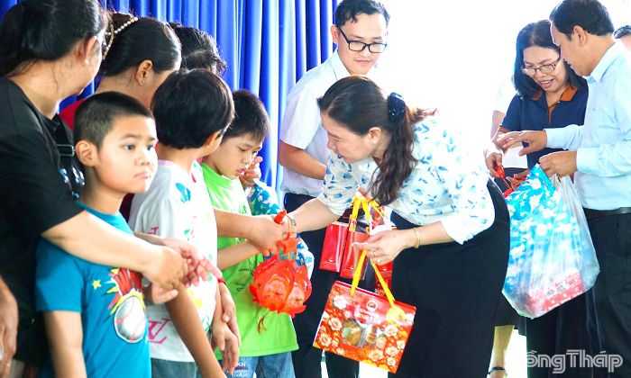 Đồng chí Nguyễn Thị Mỹ Nương, Phó Giám đốc Sở Y tế trao quà trung thu cho các em tại Trung tâm Hỗ trợ phát triển giáo dục hòa nhập tỉnh.