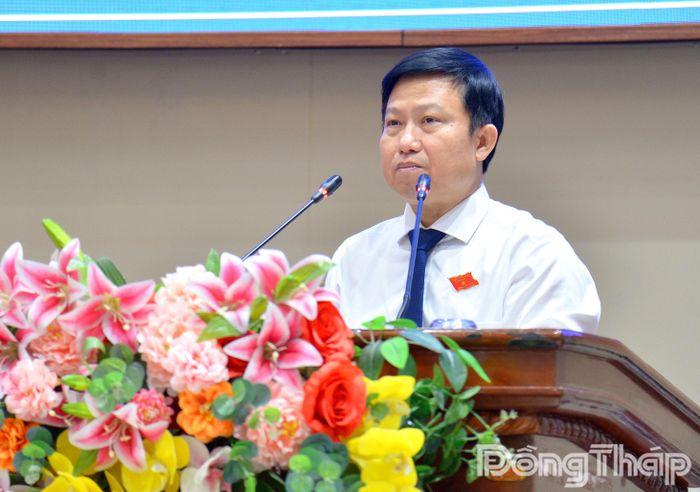 Đồng chí Lê Quang Trí, Ủy viên UBND tỉnh, Giám đốc Sở Giáo dục và Đào tạo, trình tóm tắt Tờ trình kèm dự thảo Nghị quyết. 