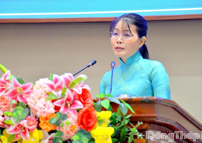 Đồng chí Phạm Thị Ngọc Đào, Ủy viên UBND tỉnh, Giám đốc Sở Nội vụ, trình tóm tắt Tờ trình kèm dự thảo Nghị quyết.