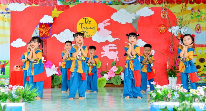 Các em thiếu nhi Trường Mẫu giáo Tân Hộ Cơ - điểm Trường Tân Thành B trình diễn các tiết mục văn nghệ.