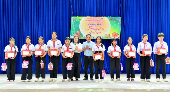 Một số hình ảnh trao quà trung thu tại phường Thường Lạc: