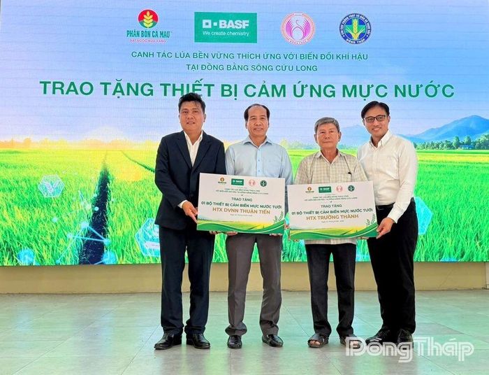 Đại diện lãnh đạo Công ty TNHH BASF Việt Nam, Công ty CP - Tổng Công ty Phân bón Dầu khí Cà Mau trao tặng thiết bị hỗ trợ trong canh tác nông nghiệp cho đại diện lãnh đạo Chi cục Trồng trọt và Bảo vệ thực vật tỉnh Đồng Tháp và Hợp tác xã Trường Thành.