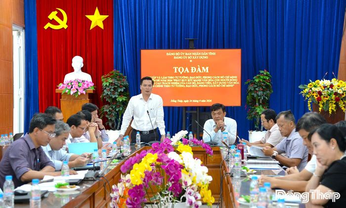 Đồng chí Hà Thiện Ý, Phó Bí thư Thường trực Đảng ủy, Phó Giám đốc Sở Xây dựng và đồng chí Lê Hoàng Vũ, Phó Chủ nhiệm Ủy ban Kiểm tra Đảng ủy UBND tỉnh chủ trì buổi tọa đàm.