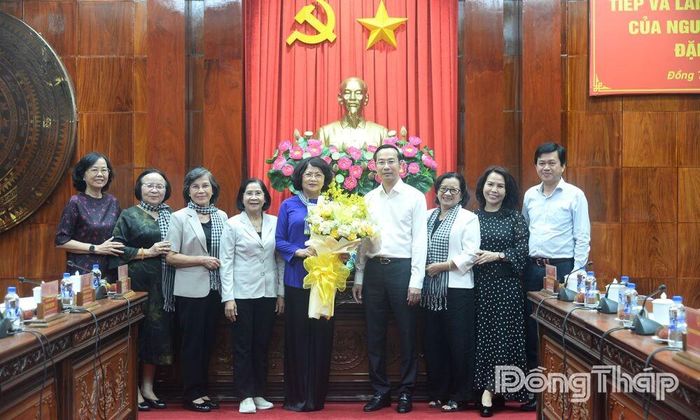 Đồng chí Nguyễn Thanh Nhàn tặng hoa, quà lưu niệm cho đồng chí Đặng Thị Ngọc Thịnh.