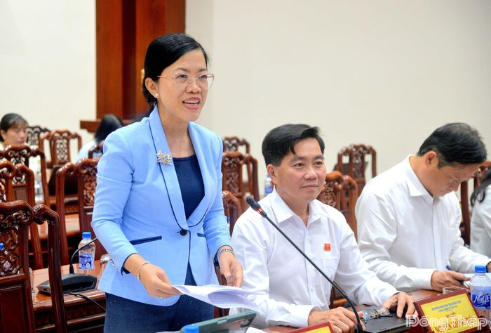 Đại biểu Nguyễn Kim Tuyến, Giám đốc Sở Tài chính, phát biểu thảo luận tại tổ.