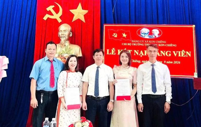 Lễ kết nạp đảng viên mới tại Trường Tiểu học Kon Chiêng, xã Kon Chiêng. Ảnh: ĐVCC