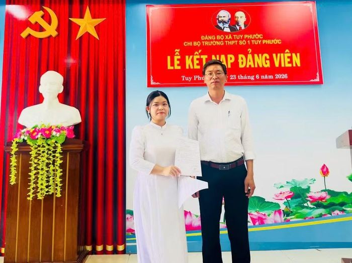 Lễ kết nạp đảng viên mới tại Chi bộ Trường THPT số 1 Tuy Phước, xã Tuy Phước. Ảnh: ĐVCC