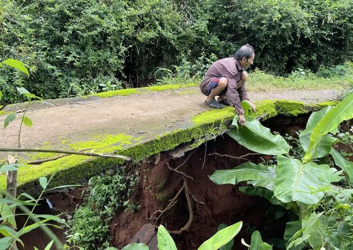Nước mưa khoét sâu nền đất, tạo khoảng trống trên đường vào nhà ông Nguyễn Văn Hạnh (thôn Mỹ Thạch 1). Ảnh: Vũ Thảo