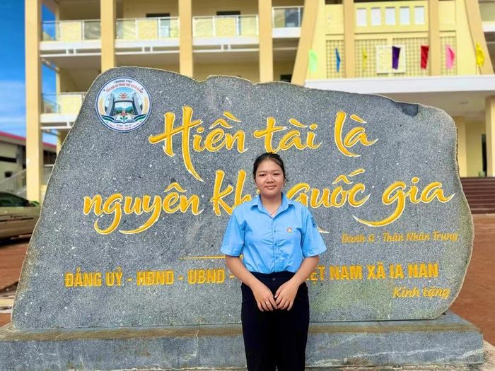  Vũ Ngọc Bảo Anh mong muốn lưu giữ những kỷ niệm đẹp bên thầy cô, bạn bè trong mùa Trung thu. Ảnh: M.C 
