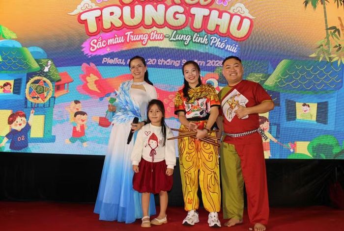  Các em nhỏ hào hứng chụp ảnh lưu niệm cùng chú Cuội, chị Hằng tại chương trình Tết Trung thu “Sắc màu Trung thu - Lung linh phố núi”. Ảnh: M.C 