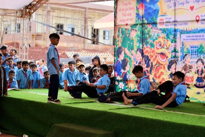  Học sinh Trường Phổ thông nội trú Tiểu học và THCS Ia Nan (xã Ia Nan) hào hứng vui chơi tại chương trình “Biên cương - Đêm hội trăng rằm”. Ảnh: M.C 
