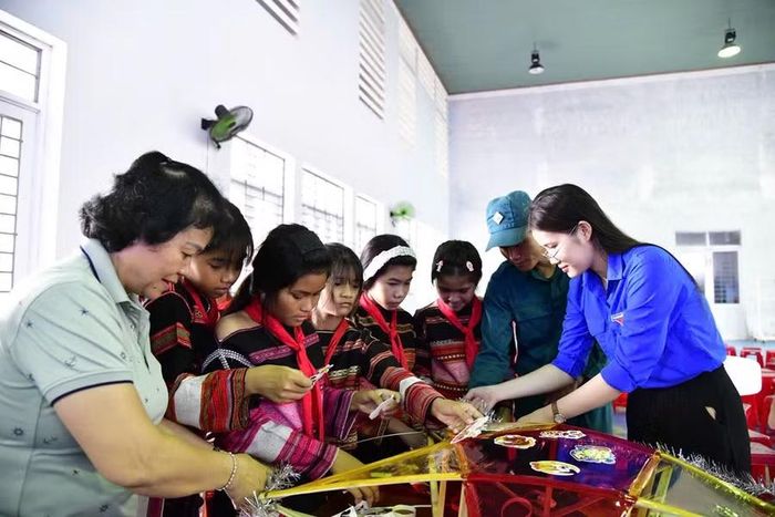  Cán bộ, đoàn viên các cơ quan, đơn vị cùng học sinh tham gia làm lồng đèn trung thu. Ảnh: B.H 