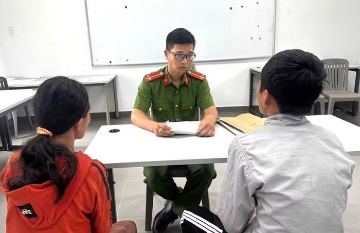 Công an xã Cát Tiến làm việc với phụ huynh và đối tượng vi phạm. Ảnh Quý Hiền