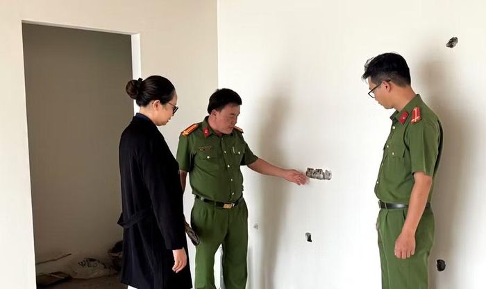 - Công an xã Cát Tiến làm việc tại hiện trường. Ảnh: Thu Huyền