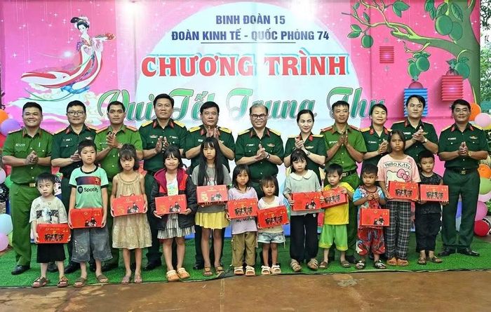Đoàn KT-QP 74 (Binh đoàn 15) tổ chức chương trình Vui Tết Trung thu. Ảnh: Thanh Quý