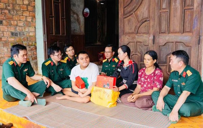 Đoàn KT-QP 715 (Binh đoàn 15) thăm hỏi, tặng quà thiếu nhi khuyết tật. Ảnh: Thanh Quý