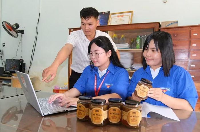  Đoàn Trường THPT số 1 Tuy Phước (xã Tuy Phước) dựng video clip quảng bá sản phẩm Chanh muối Bà Nhiêm. Ảnh: Minh Nhật 