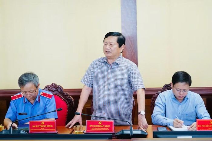  Đồng chí Ngô Khắc Ngọc, Tỉnh ủy viên, Hiệu trưởng Trường Chính trị tỉnh, Ủy viên Ban Chấp hành Đảng bộ các cơ quan Đảng tỉnh phát biểu tại hội nghị. Ảnh: N.H 
