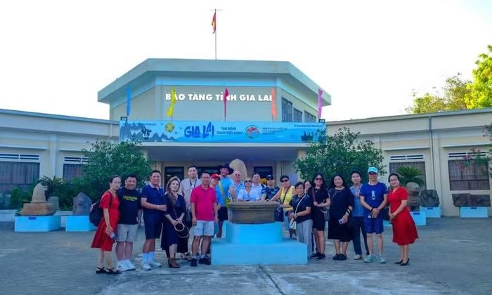  Đoàn famtrip thị trường Úc tham quan tại Bảo tàng tỉnh Gia Lai. Ảnh: Đoan Ngọc 