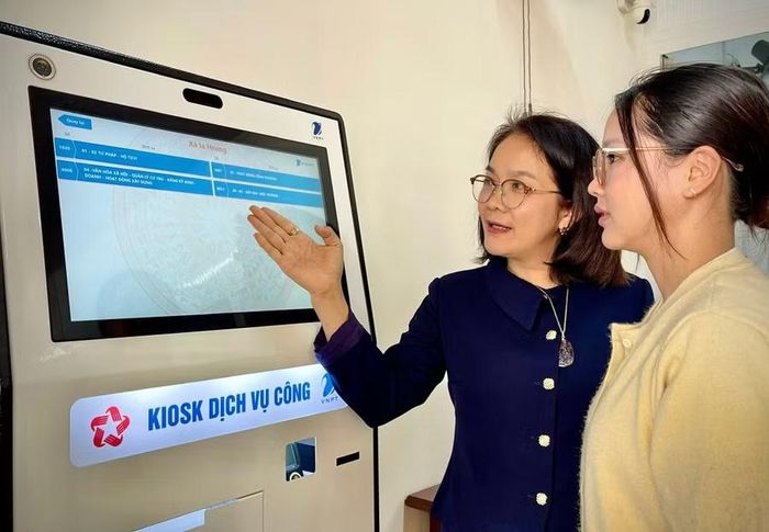  Người dân đến làm thủ tục được hướng dẫn cụ thể ngay từ đầu, những giấy tờ còn thiếu được AI xác định cụ thể nên không phải đi lại nhiều lần như trước. Ảnh: M.P 