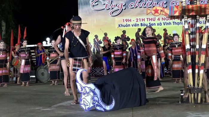 Phần tái hiện Lễ hội ăn mừng chiến thắng của người Bahnar Kriêm Vĩnh Thạnh là một trong những điểm nhấn của chương trình. Ảnh: Xuân Dũng